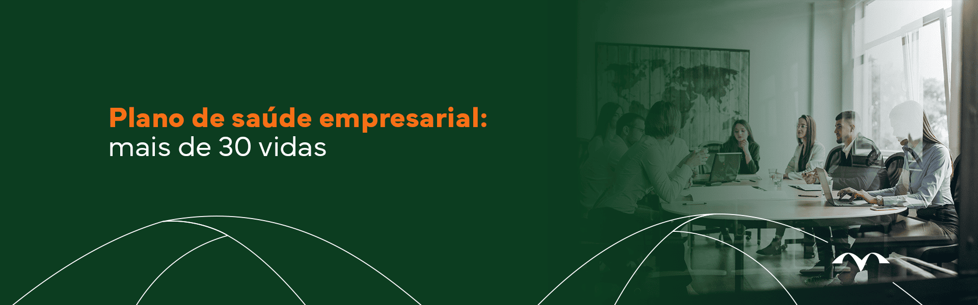 Ambiente corporativo com colaboradores em ao redor da mesa. Planos de saúde a partir de 30 vidas.