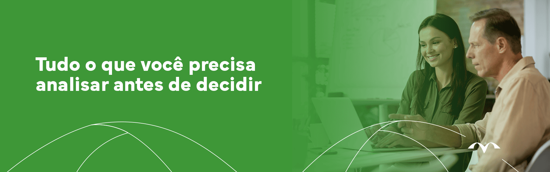 Colaboradores olhando para notebook e analisando opções de plano de saúde.